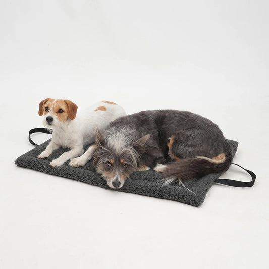Sammenleggbar reiseseng til hund med teddystoff  - grå