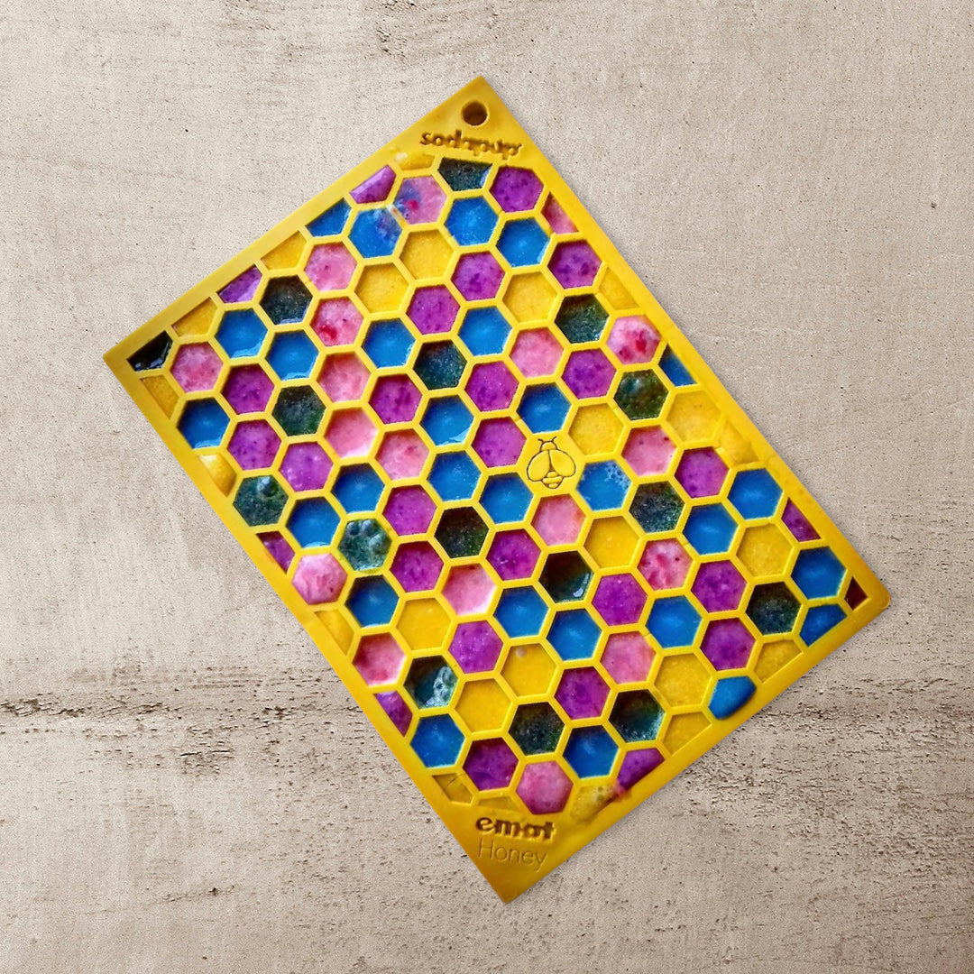 Gi hunden din godbiter på slikkematten